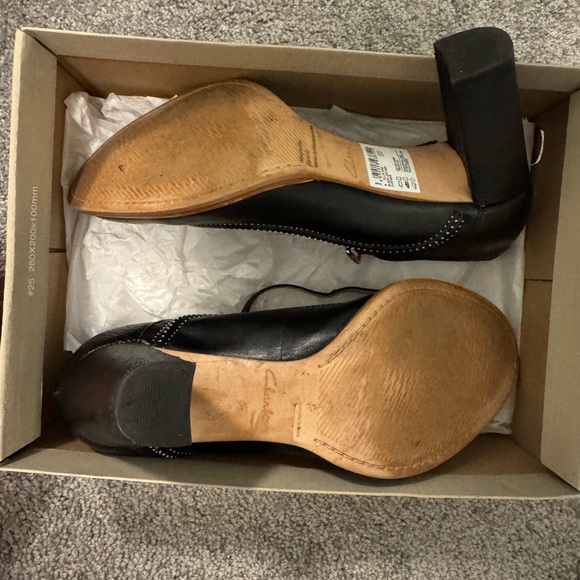 Clarks Black Leather Heels with Tan Accents
Used but good condition 8cm heels - Picture 3 of 8